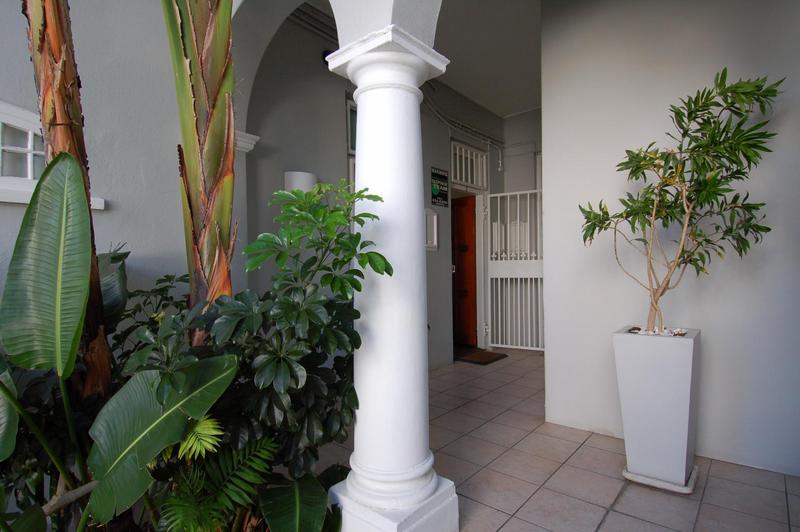 To Let 2 Bedroom Property for Rent in Bantry Bay Western Cape